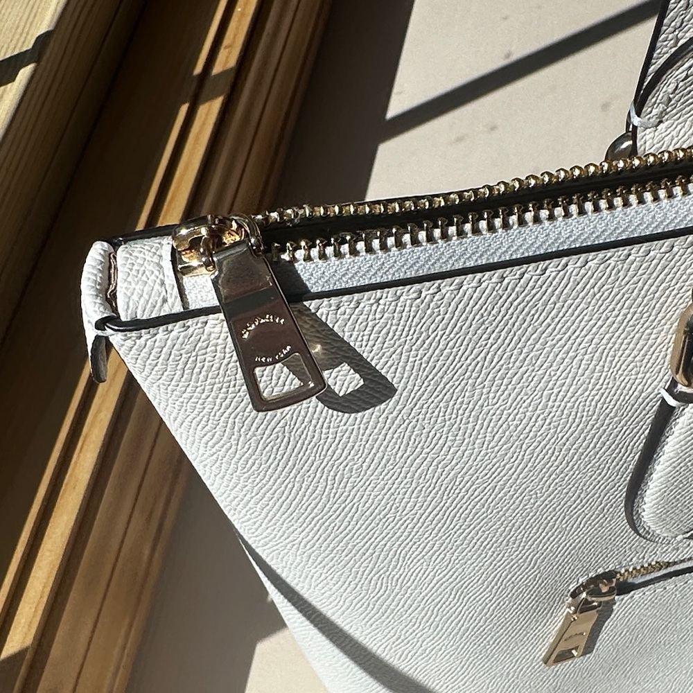 Coach Outlet Gallery Tote Bag in Ivory Chalk - Picture 10 of 12